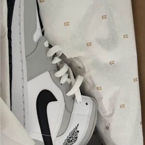Jordan WMNS Air Jordan 1 Mid in Gray Fog and Black